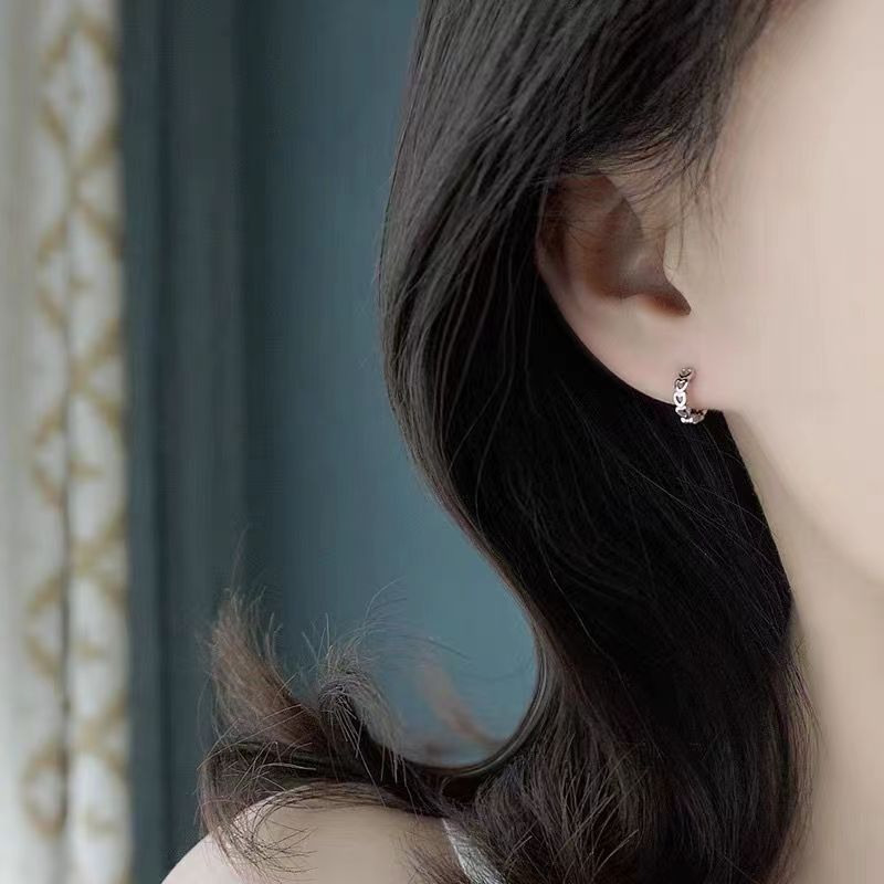 The simple and hollowed-out heart-shaped ear studs are fashionable and versatile for women, with a sweet and unique personality. The new style of ear studs in 2025 features a trendy and niche design Specification drawing
