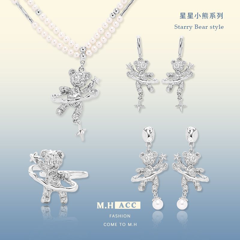 The Star Bear series necklace features a simple design and versatile collarbone chain. It is an exquisite necklace with an original cold style on Instagram for women full figure