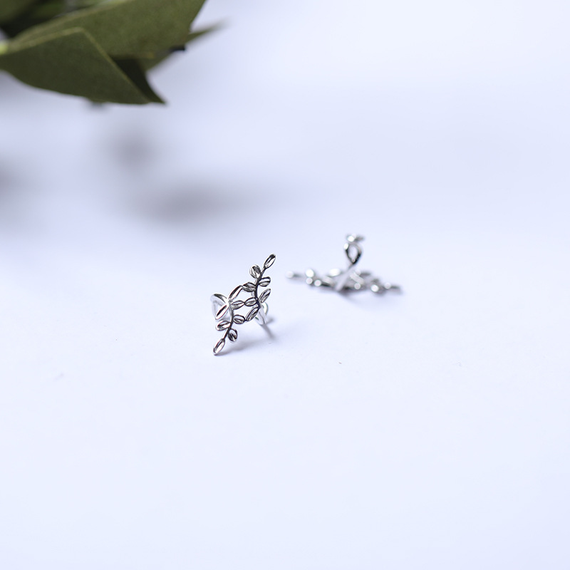 Leaf Leaf Ear Clip, a long, simple, fresh, forest-style retro student ear bone clip without ear holes Item Picture