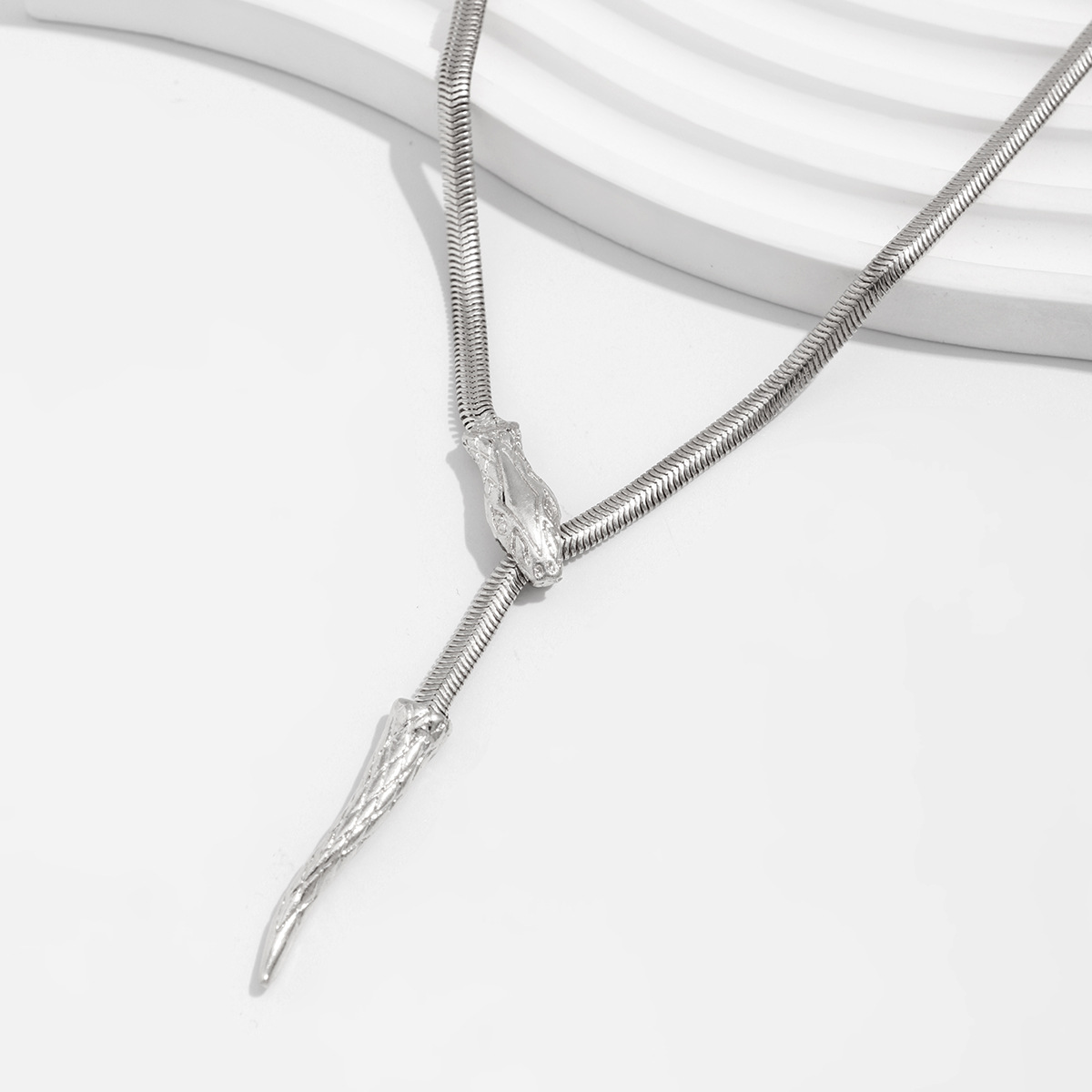 European and American cross-border jewelry, fashionable flat snake woven alloy necklace, simple tassel snake head pendant, collarbone chain Application Scenario