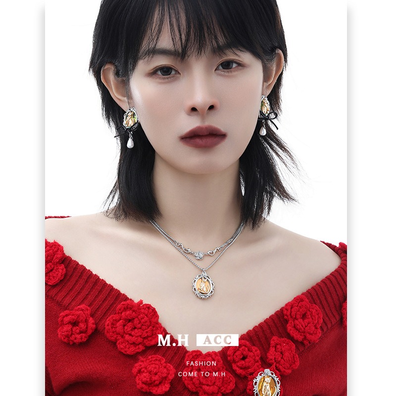 A retro female pendant with a cat necklace in a laser mirror, featuring a light luxury design. It is a rare double-layer layering collarbone chain accessory for autumn and winter full figure