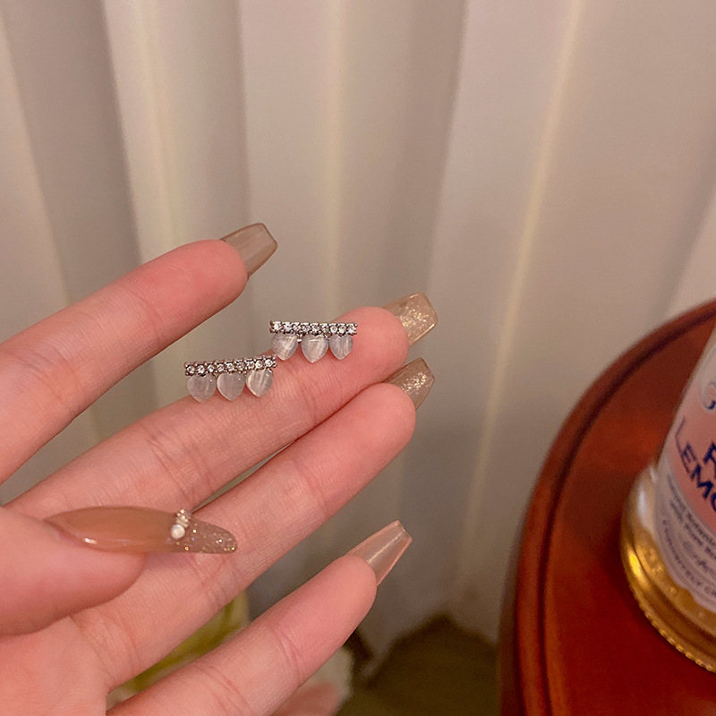 Light luxury, exquisite and small cat's eye stone heart-shaped earrings for women, simple and elegant, a popular online celebrity accessory wholesale Application Scenario