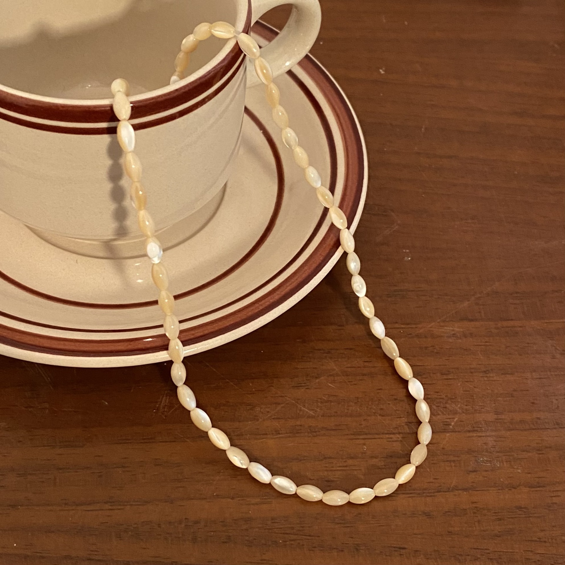 Rice bead beaded necklace 2023 new style feminine light luxury niche sweet and cool pearl necklace collarbone chain accessory full figure
