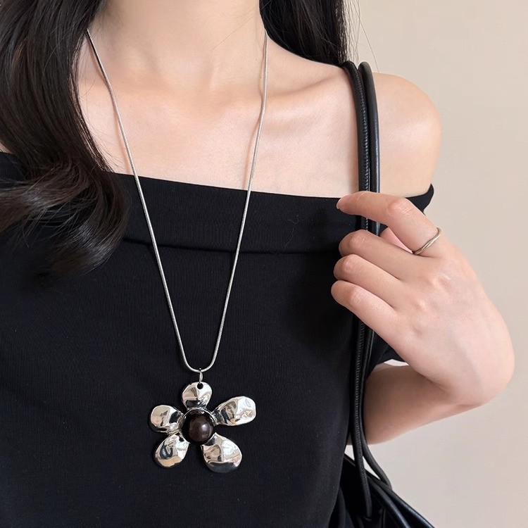 Korean retro, aged, mottled silver flower pendant, exaggerated and fashionable ins long necklace, sweater chain for women Application Scenario