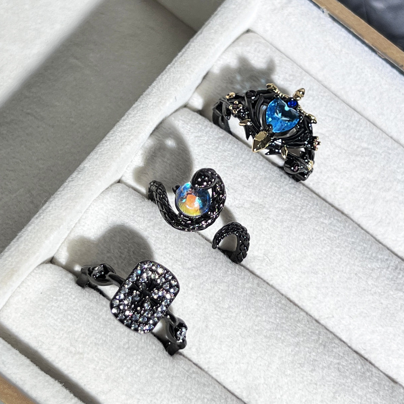 Dark punk-style iris flower slightly inlaid with heart, sea blue zircon fashion ring, female hip-hop moonstone snake-shaped ring Application Scenario