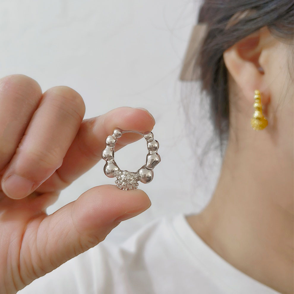 European and American ins round ball earrings for women, light luxury, exquisite, versatile and niche design, daily commuting ear buckles for women, wholesale from the manufacturer full figure