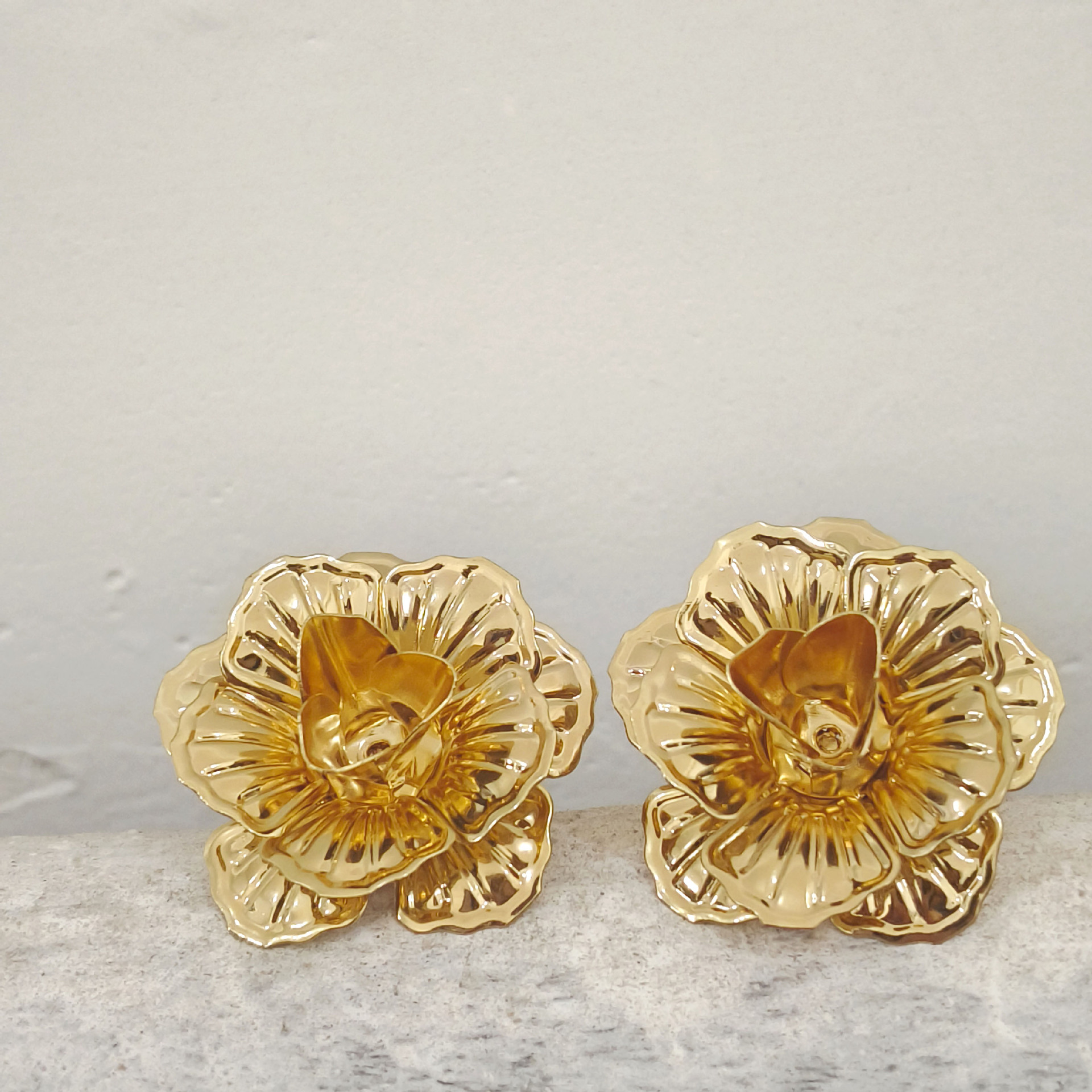 French romantic retro gilded rose stud earrings, feminine elegance, exquisite atmosphere, high-end sense, three-dimensional flower earrings Specification drawing