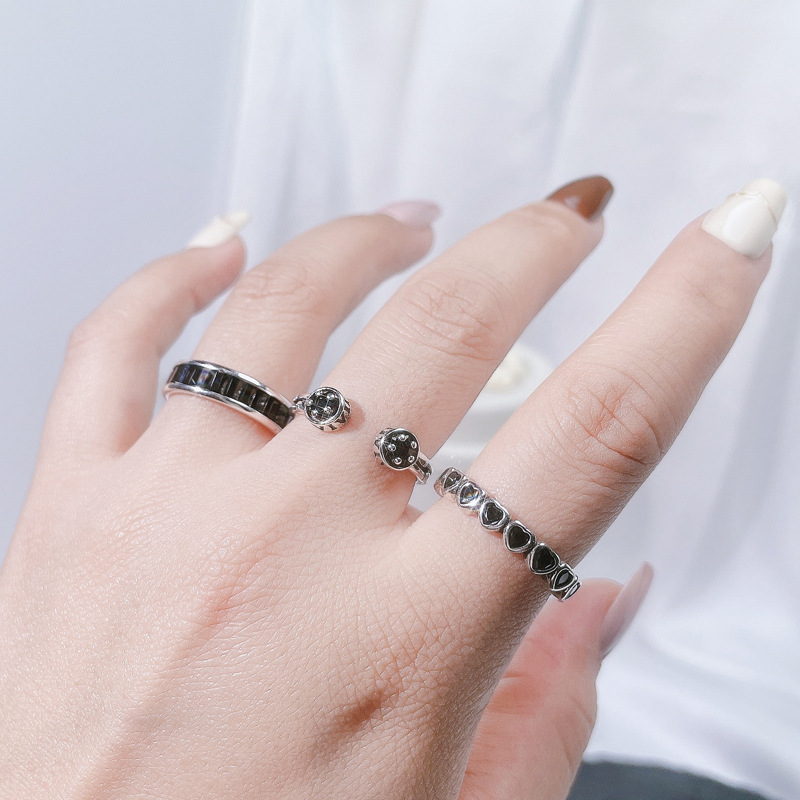 Retro, cool and fashionable black zircon irregular opening ring, a niche design for women, an exquisite and versatile ring on Instagram Specification drawing