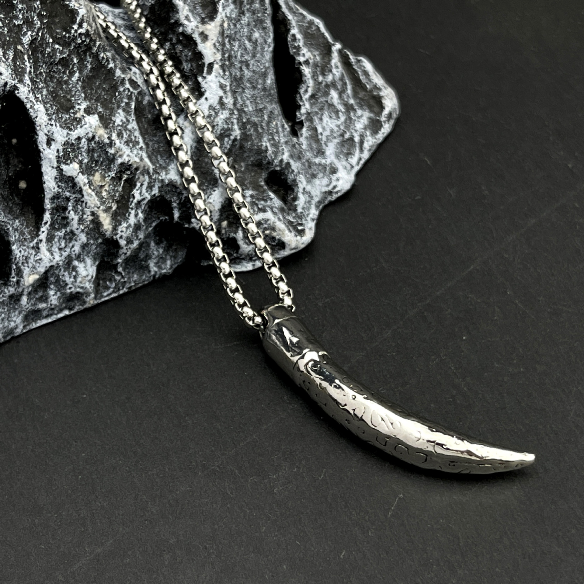 Wholesale of new punk style titanium steel Wolf tooth necklaces with a niche and high-end design and hip-hop alloy Wolf tooth pendants full figure