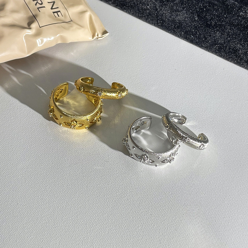 A new Chinese-style retro, exquisite and luxurious brushed four-leaf clover ring with a simple and elegant touch for women. It's a versatile food ring Specification drawing