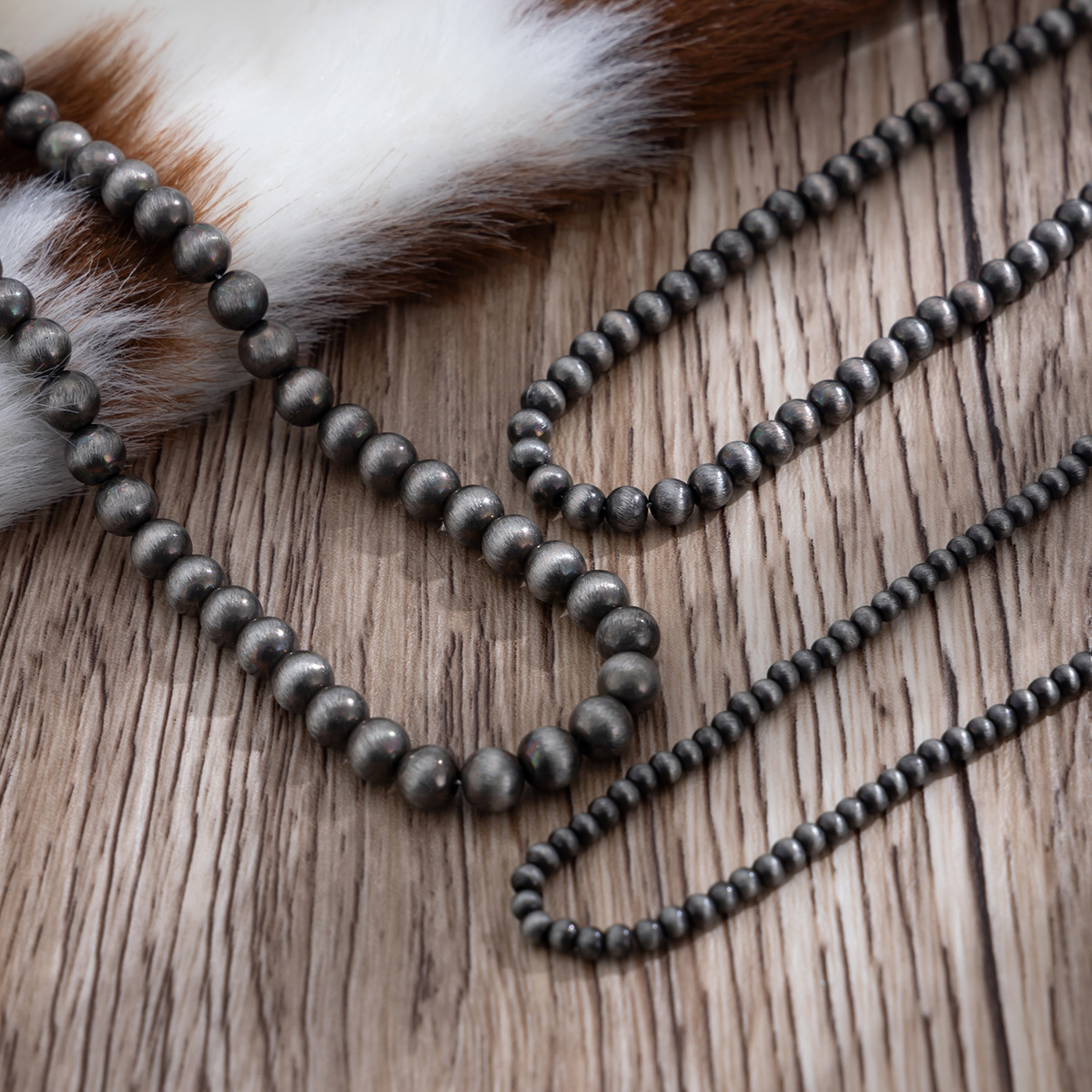 European and American cross-border jewelry, ethnic-style beaded antique tin brushed CCB necklace, retro geometric round bead collarbone chain set Application Scenario