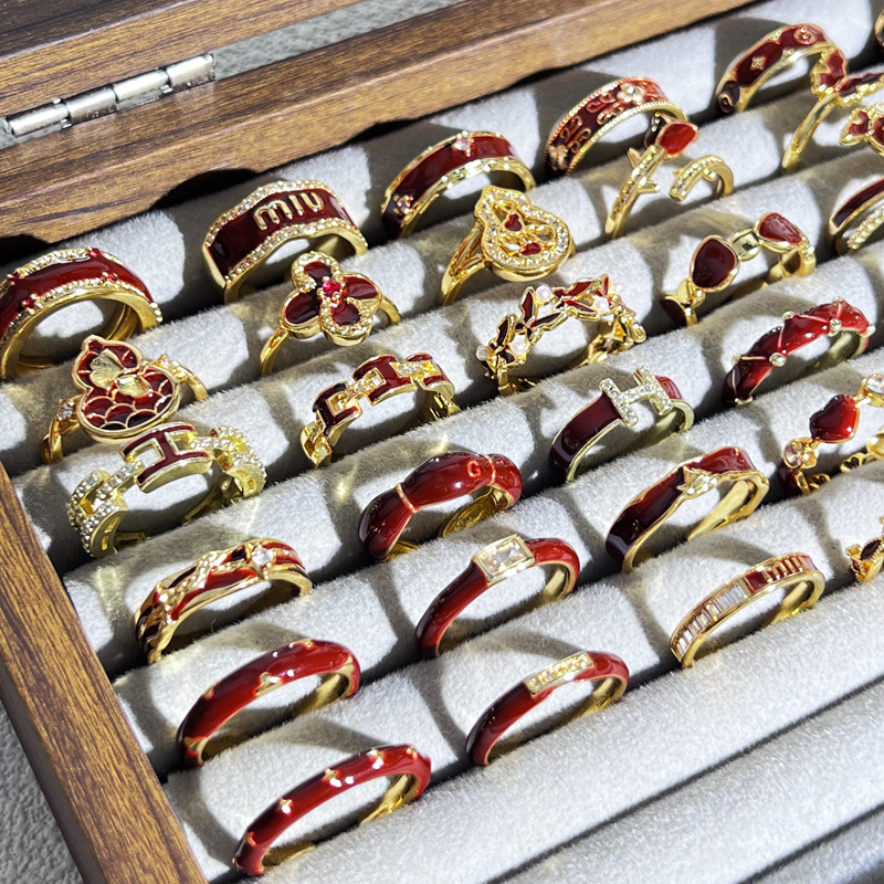 The 2025 new retro Ankela red collection ring is a bestseller. It features a niche design for women with a light luxury and high-end feel Application Scenario