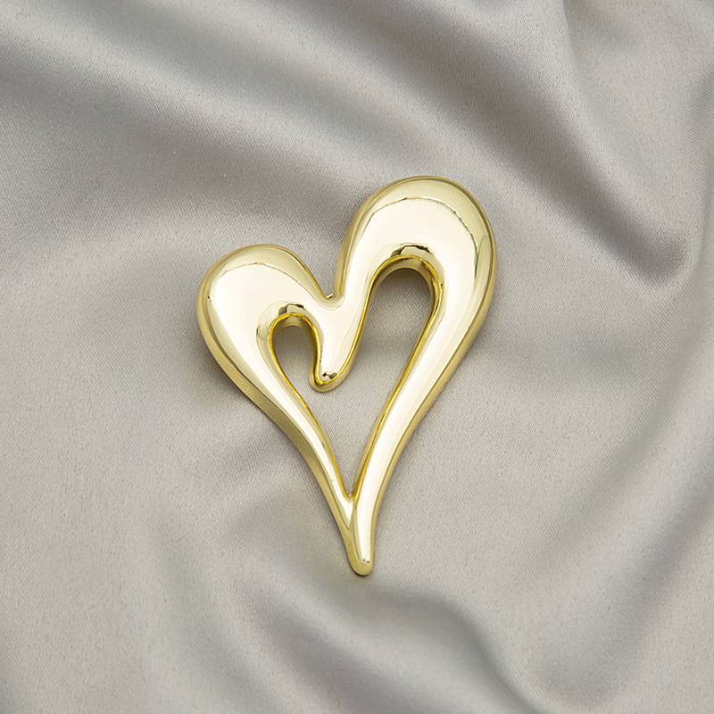 French-style cold and light luxury metal shiny heart-shaped design brooch and pin, simple and elegant suit accessory Specification drawing