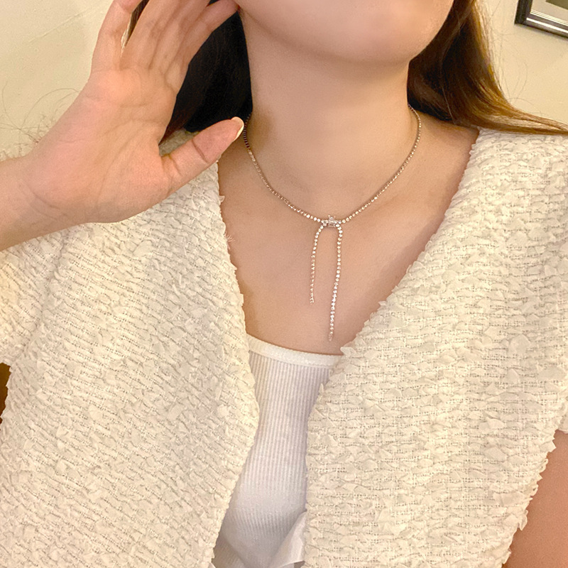Diamond-encrusted zircon bow necklace, InS-style fashionable pull-out neckchain, collarbone chain, simple and elegant, light luxury necklace details Picture