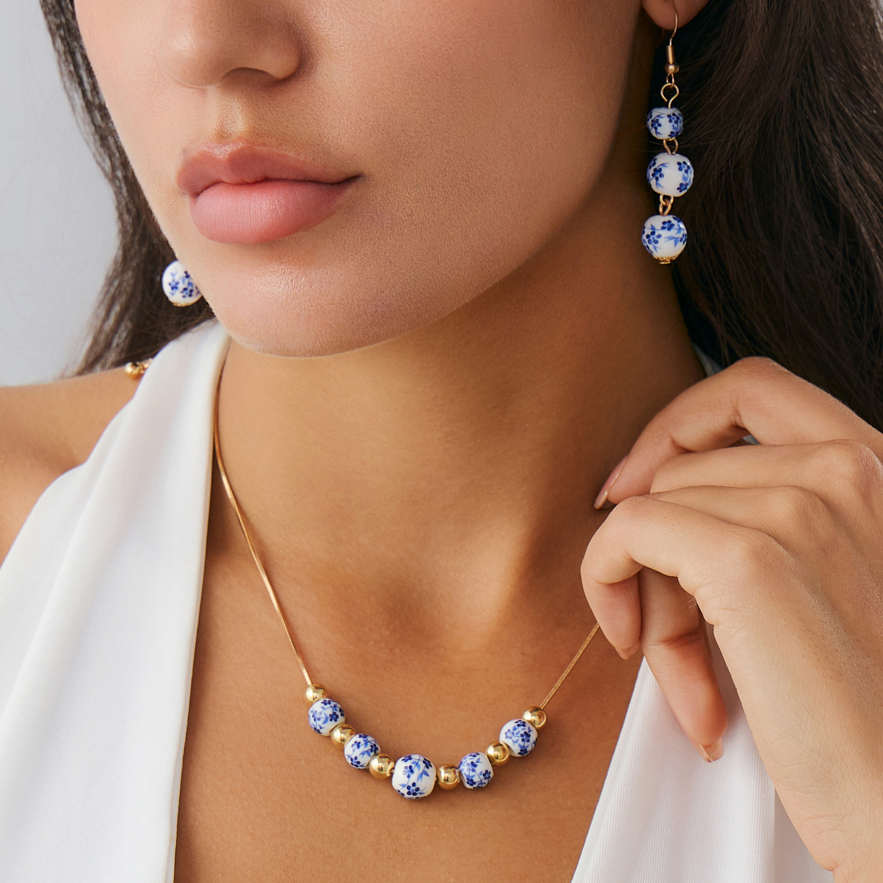 European and American cross-border jewelry, Chinese-style blue and white ceramic beaded necklace set, ins simple metal chain collarbone chain full figure