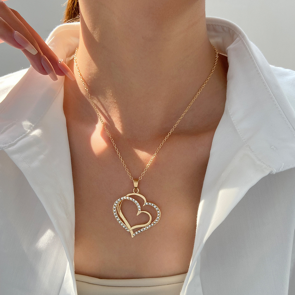 European and American women's heart-shaped jewelry set, retro, fashionable and individual alloy diamond-encrusted hollow heart-shaped pendant necklace earrings Application Scenario