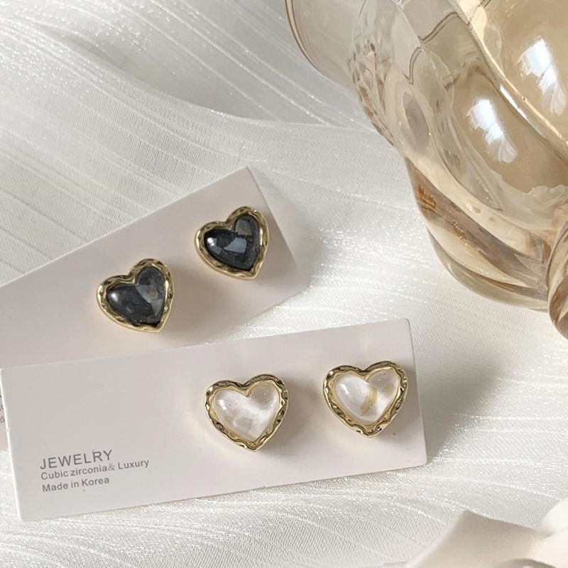 Korean-style flowing sand gold border heart-shaped stud earrings, high-end and versatile, small heart-shaped earrings, sweet and simple earrings for women full figure