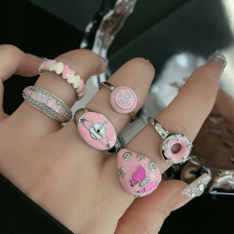 A female Saturn letter heart pink drip glaze open ring for women, sweet, cool, niche design sense, light luxury and versatile ring Specification drawing
