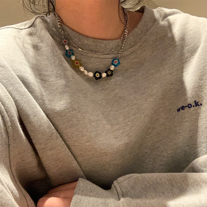 Colorful small flower pearl necklace, sweet and cool hip-hop hot girl collarbone chain, double-layer niche design sense, personalized hoodie chain full figure