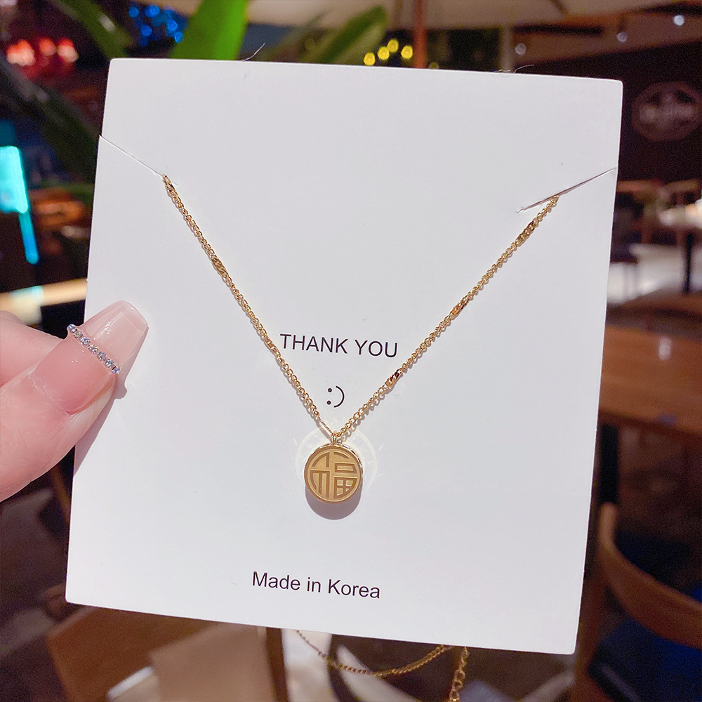 The 2024 new Husi necklace is a versatile, high-end, niche design with a light luxury collarbone chain that does not fade. It is a titanium steel accessory Application Scenario