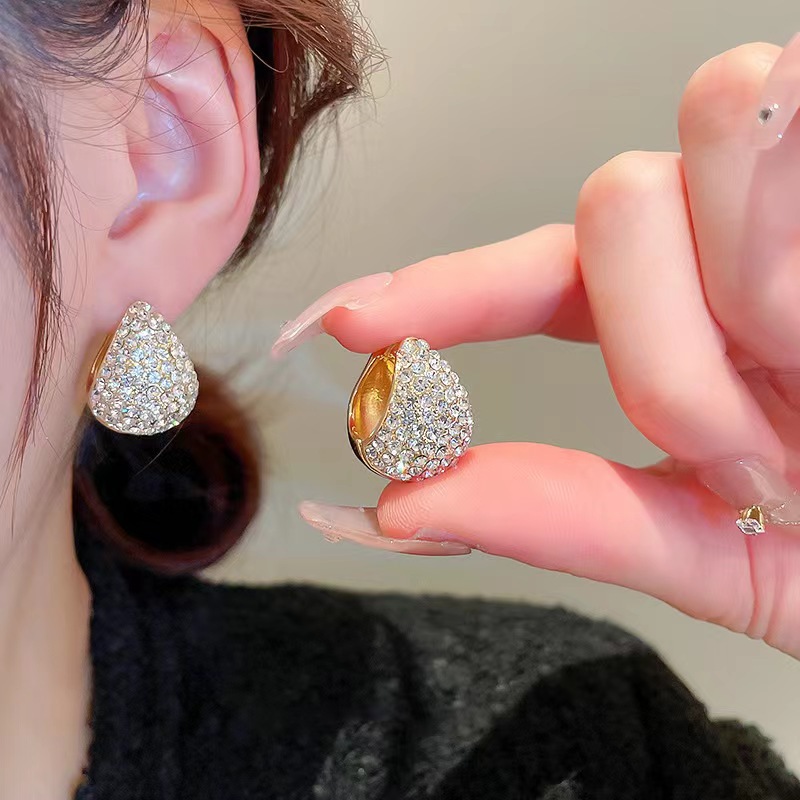 The 2025 new style of personalized, fashionable, shiny diamond-encrusted drop-shaped ear buckles and stud earrings is a light luxury, versatile and elegant high-end accessory for women full figure