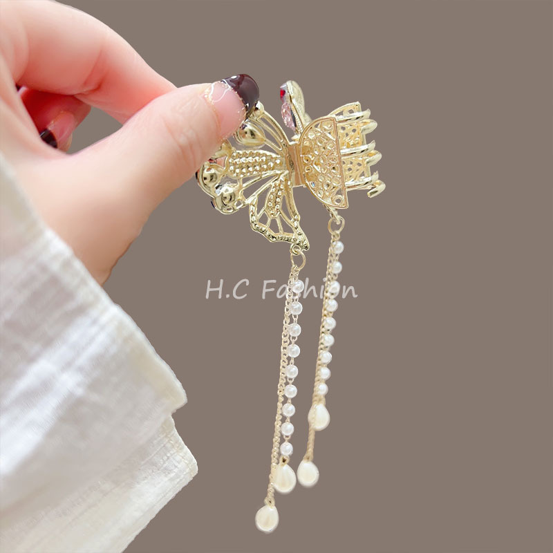 A new exquisite and niche female half-tied hair clip with a shark clip on the back of the head, featuring a butterfly pearl tassel Application Scenario