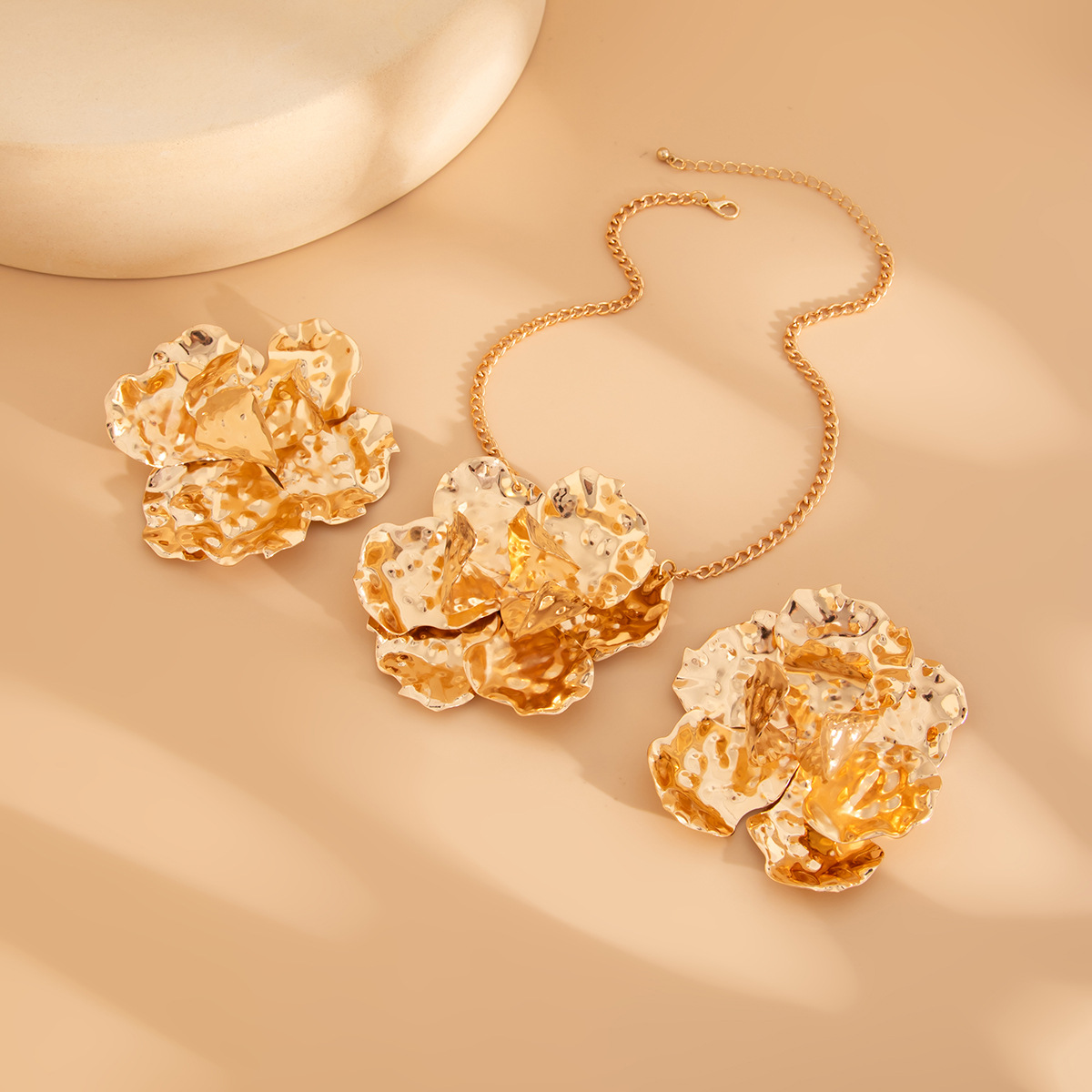 European and American cross-border jewelry, irregular flower ground chain collarbone chain, exaggerated metallic texture pleated necklace set Application Scenario