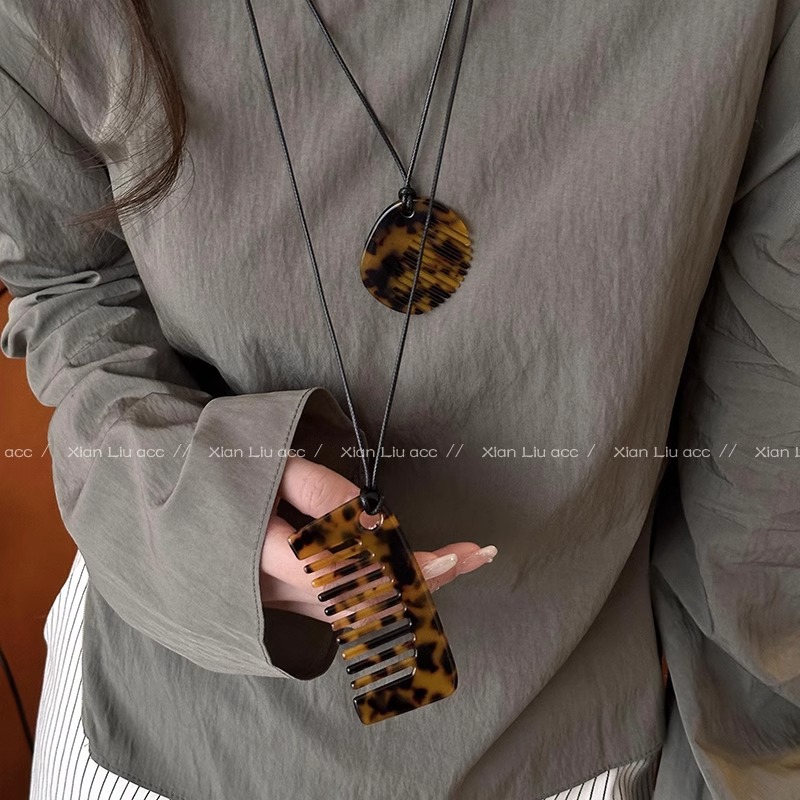 Korean niche leopard print acetate comb pendant, black rope necklace, women's design, fashionable and versatile necklace, sweater chain full figure