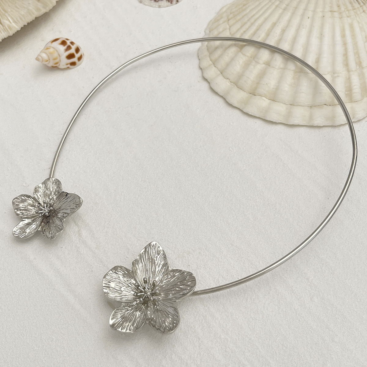 European and American cross-border jewelry, Bohemian vacation starfish alloy necklace, creative and personalized three-dimensional flower necklace Application Scenario