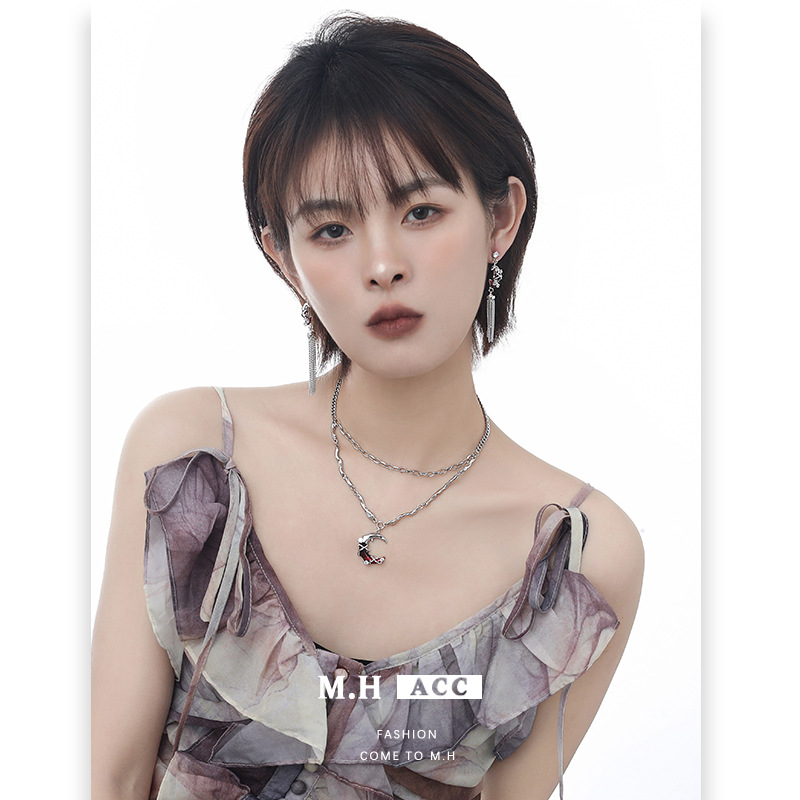 Dark scarlet crescent-shaped necklace that doesn't fade, an original and fashionable summer necklace for women with a cool and refreshing look. Layered collarbone chain full figure