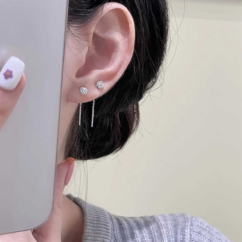 The "Full Sky Star" planet ear line is a niche design with a simple and versatile style. It is the same as the trendy fringed stud earrings details Picture