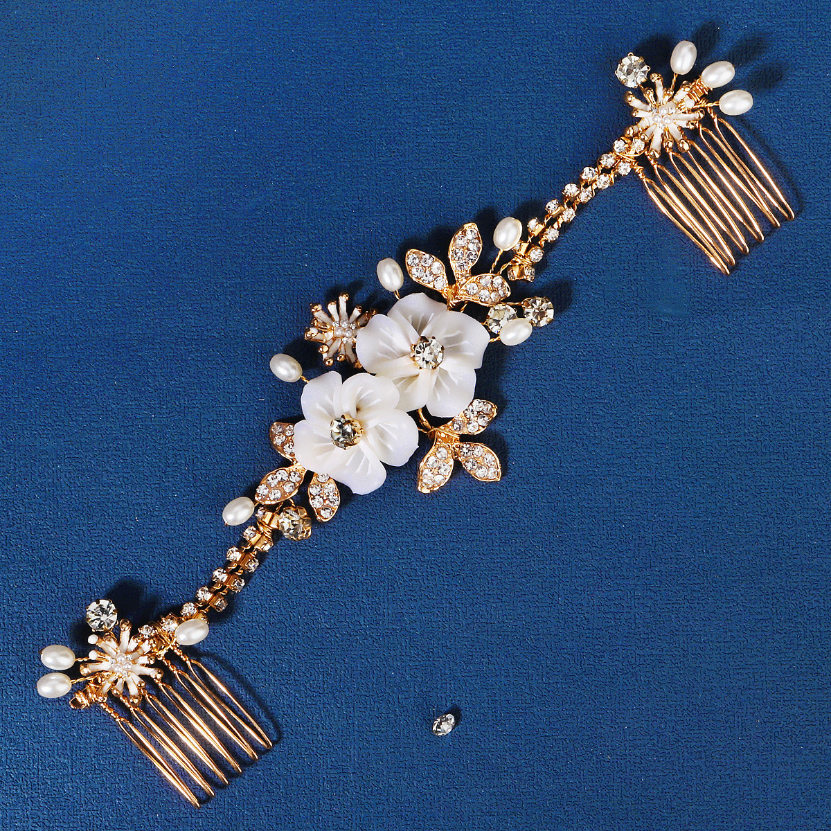 New Korean wedding headwear: flower-shaped hair comb, straw-crop dress, retro cheongsam, updo, paired comb, water diamond and pearl bride's comb details Picture