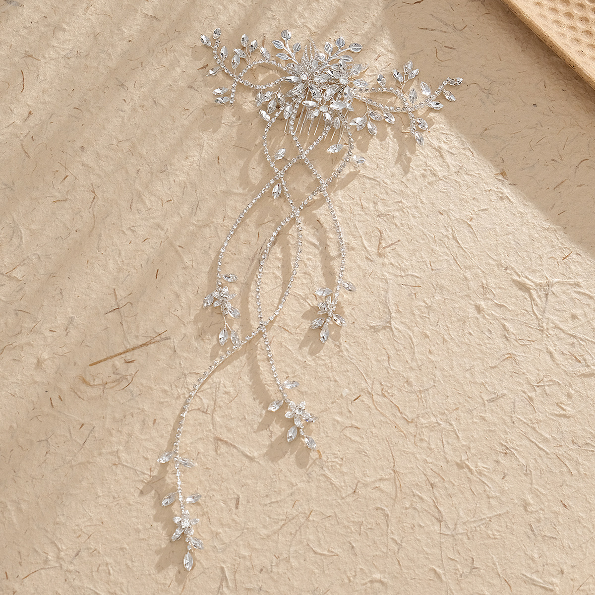 European and American retro light luxury hair accessories, bride's comb, beautiful and versatile forest-themed headwear, extra-long tassels, diamond-encrusted handcrafted hair comb Specification drawing