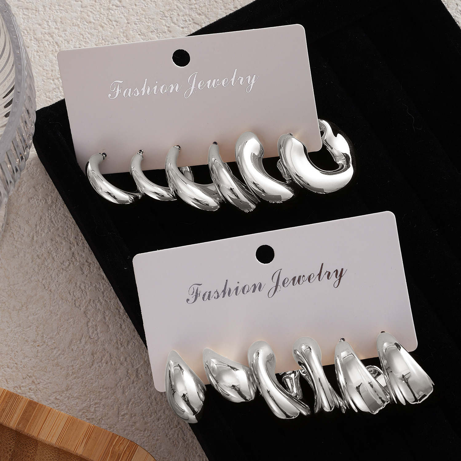 Wholesale of 6 pairs of new high-end golden teardrop earrings and creative C-shaped earrings from cross-border sources Application Scenario
