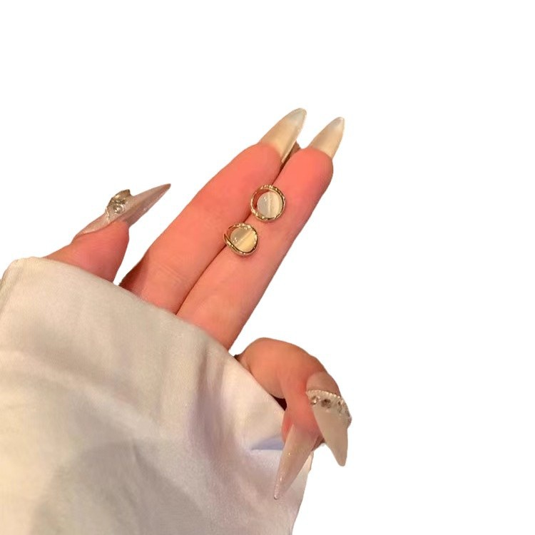 Autumn and winter high-end cat's eye stone golden ear studs, women's ear piercing earrings, light luxury, elegant, exquisite and unique earrings Item Picture
