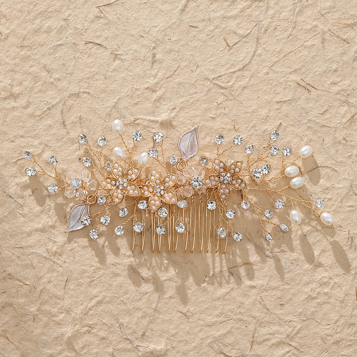 Bridal accessories: Popular wedding combs, wedding gowns, wedding dresses, photo accessories, pearl hair combs, wedding curls and hair accessories in Europe and America full figure