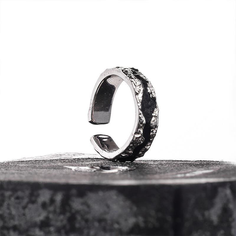 The ins women's fashion ring features a niche design with an irregular and cold style. It has a dark design sense and is versatile and elegant full figure