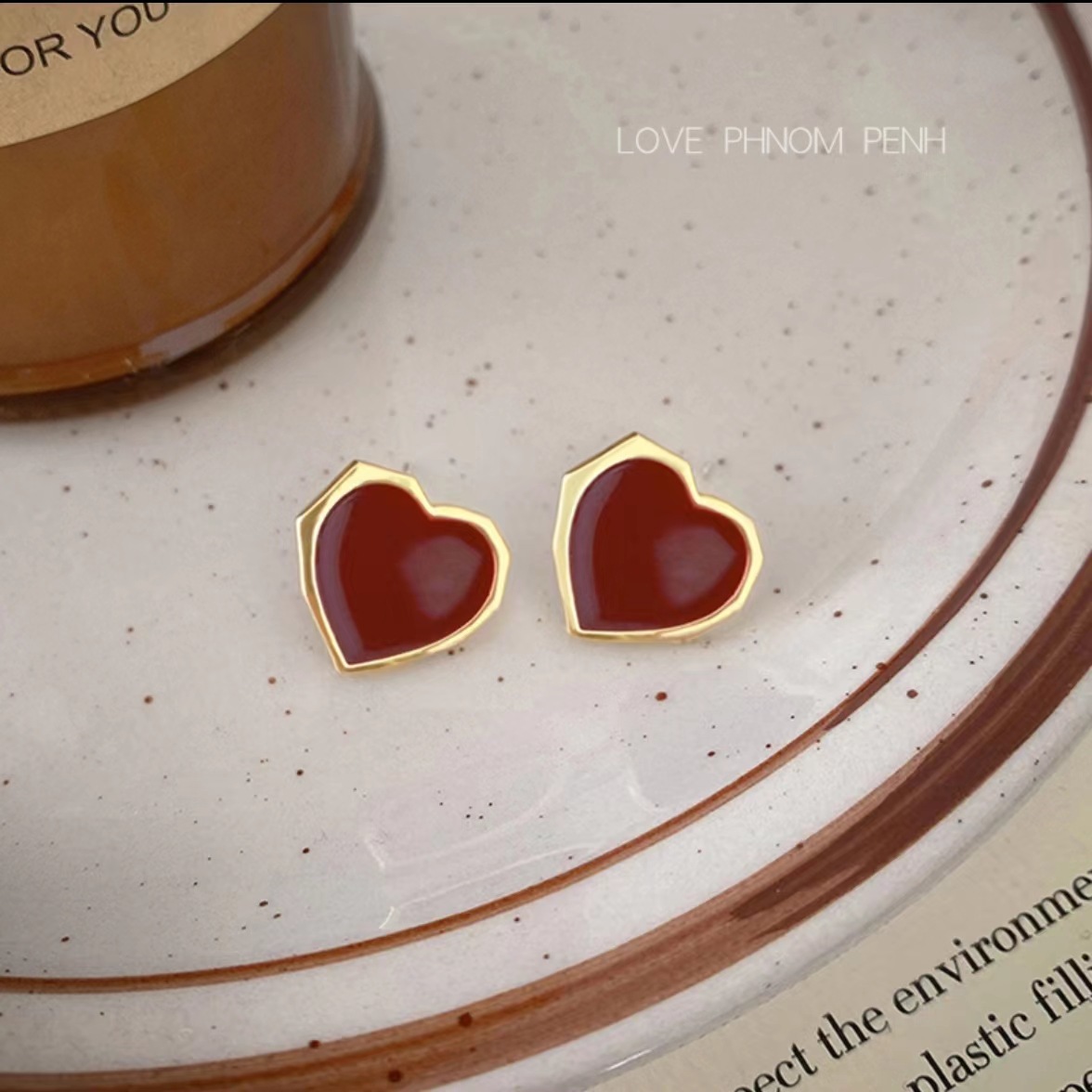 The Ankela red glazed heart-shaped stud earrings are a trendy girl's ins niche design, stylish and versatile earrings and earrings Specification drawing