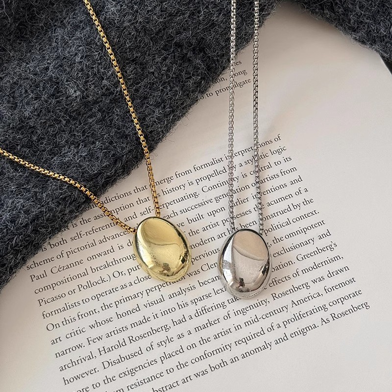 Simple oval metal pendant necklace, unique and fashionable, adjustable sweater chain, versatile necklace for women Application Scenario