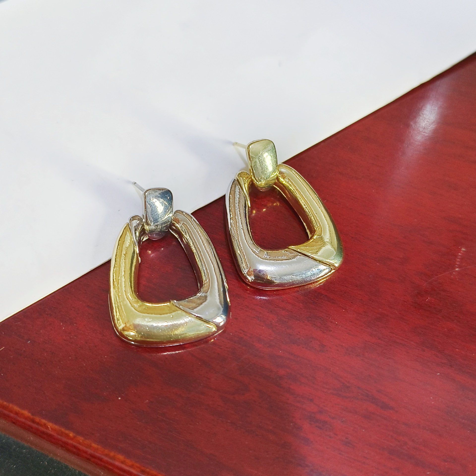 European and American metal two-tone earrings with unique personality, irregular geometric earrings, light luxury, high-end and cold style earrings for women Application Scenario