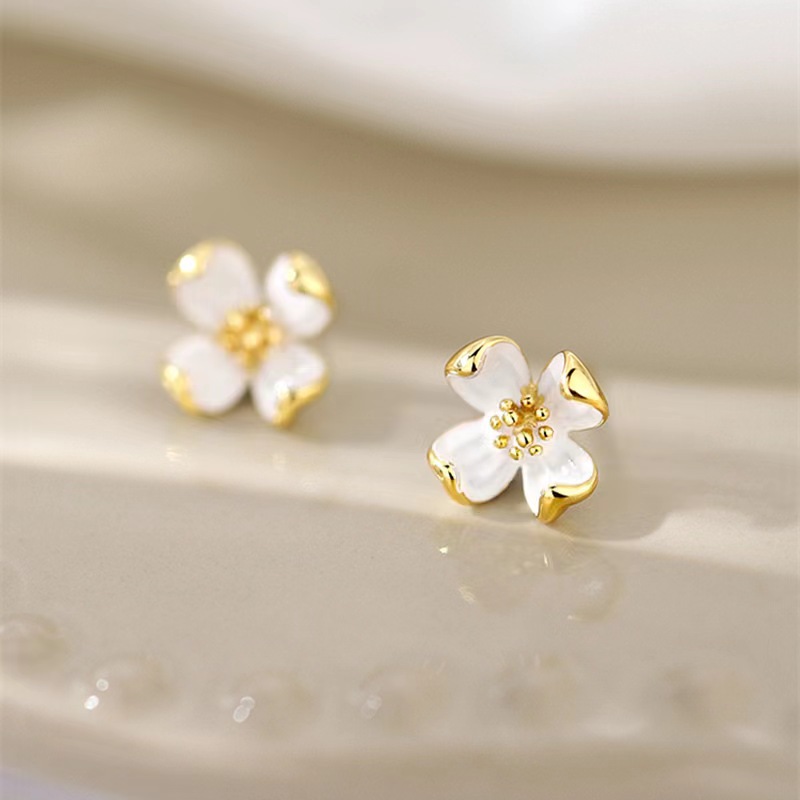 French retro and niche design lilac stud earrings for daily wear, elegant fairy earrings 2025 new style earrings Specification drawing