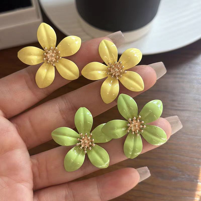 The new spring and summer floral earrings with a female forest theme, dopamine, and a sweet and girlish charm, are fashionable and fresh. They are best-selling ear studs and earrings Application Scenario