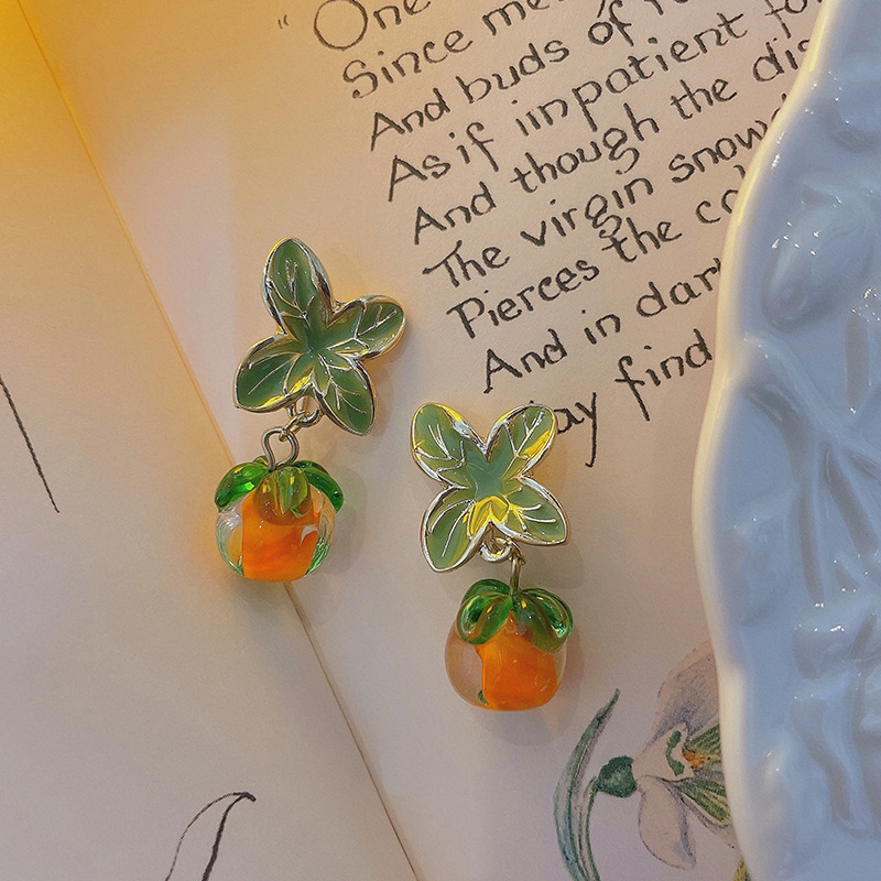 The glass persimmon with a retro charm, the orange earrings that are popular on the Internet are cute and sweet. The Chinese-style stud earrings and earrings are trendy full figure