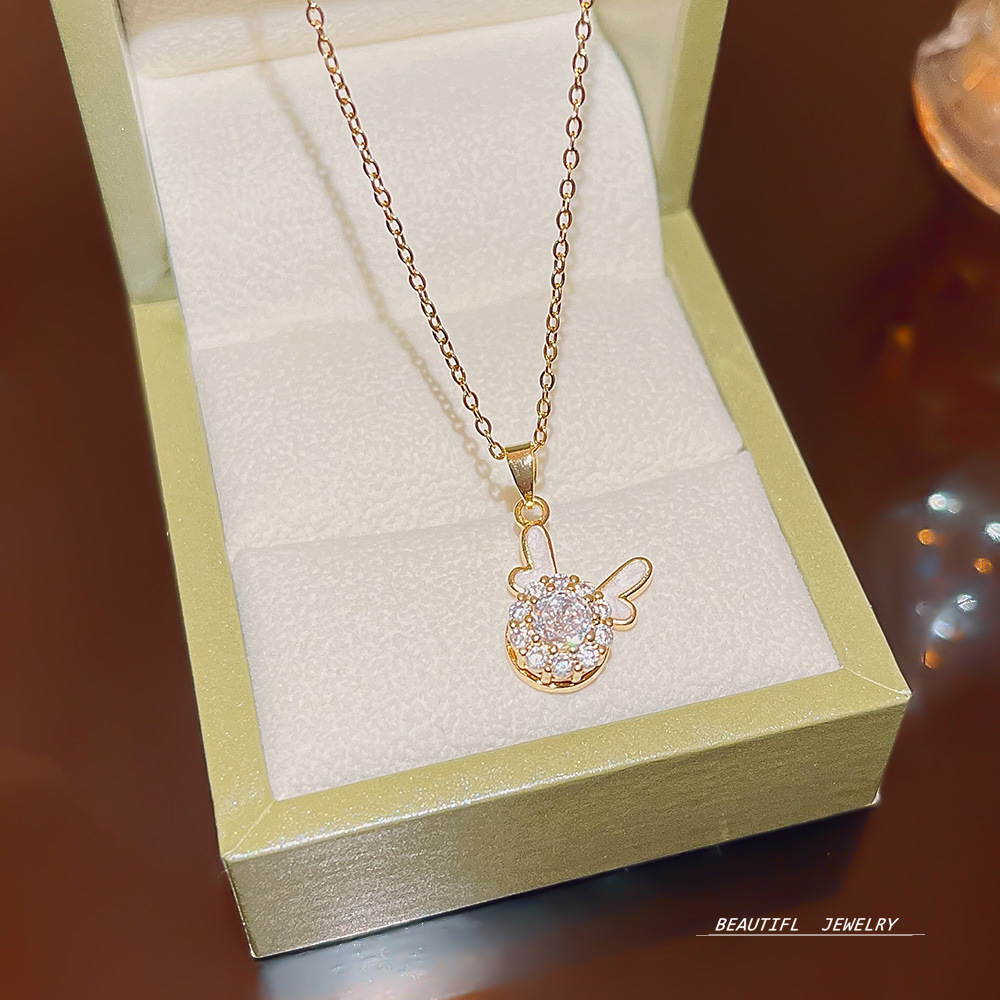 Rotatable high-end French Dragon Year necklace for women, 18K gold, versatile zodiac Dragon Year collarbone chain, ins necklace Application Scenario