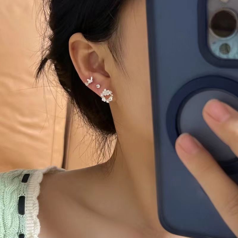 The new Super Fairy exquisite flower butterfly Stud three-pair set is simple, exquisite and small, and is a versatile daily ear accessory and earring details Picture