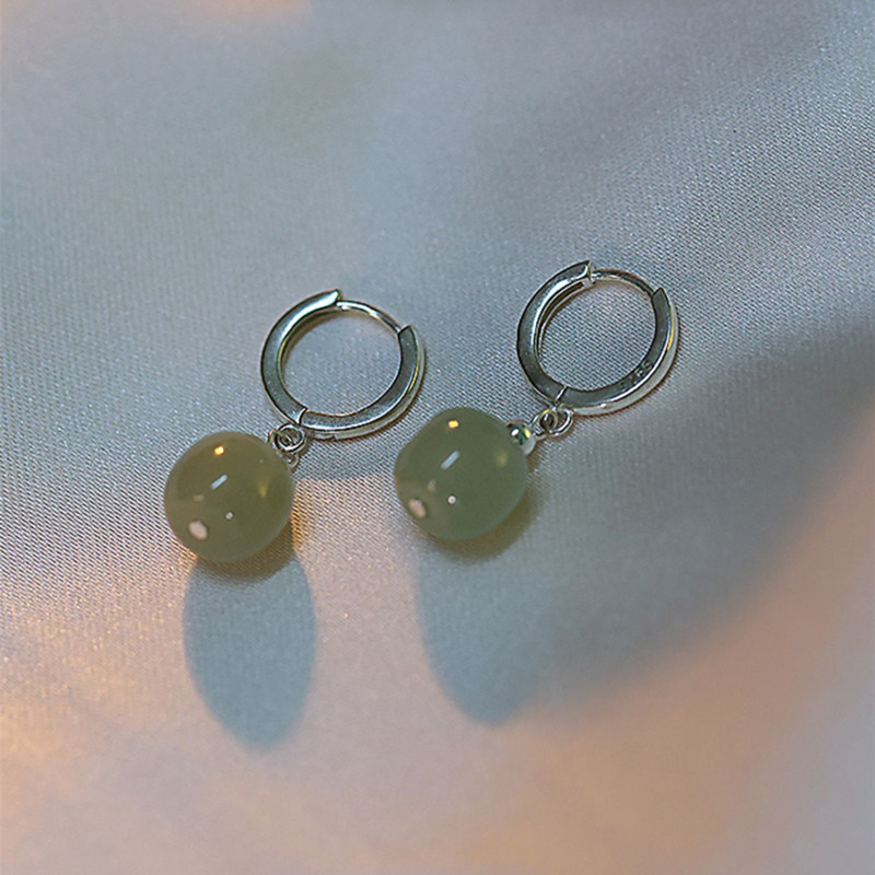 New Chinese-style anti-Hetian jade ear studs for women, simple and versatile, gentle and elegant style, small, fresh and artistic earrings Application Scenario