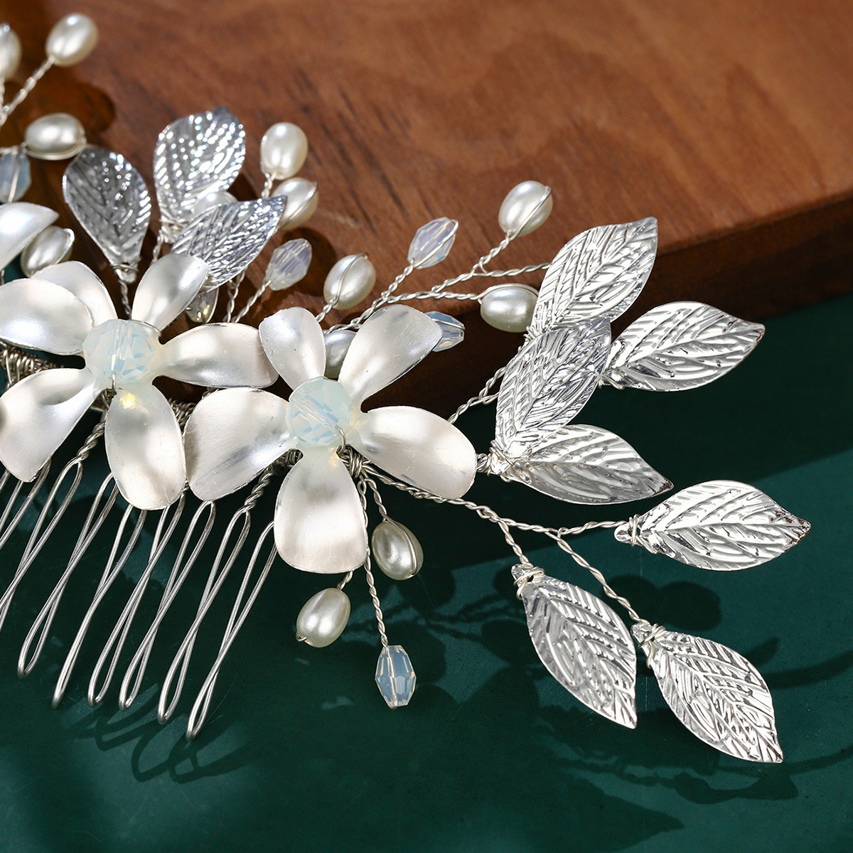 Korean forest-style bride headwear, hand-combed wedding updo, pearl crystal hair accessory, alloy flower and leaf hair comb Application Scenario