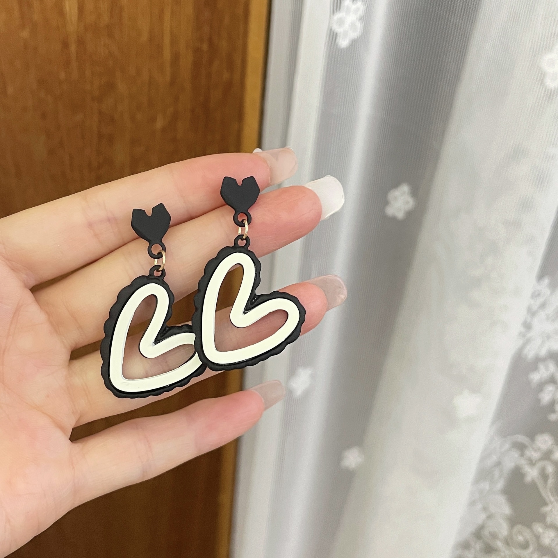 Korean style black and white contrasting heart-shaped earrings, ins niche design sense, high-end sweet and cool stud earrings and earrings wholesale Specification drawing