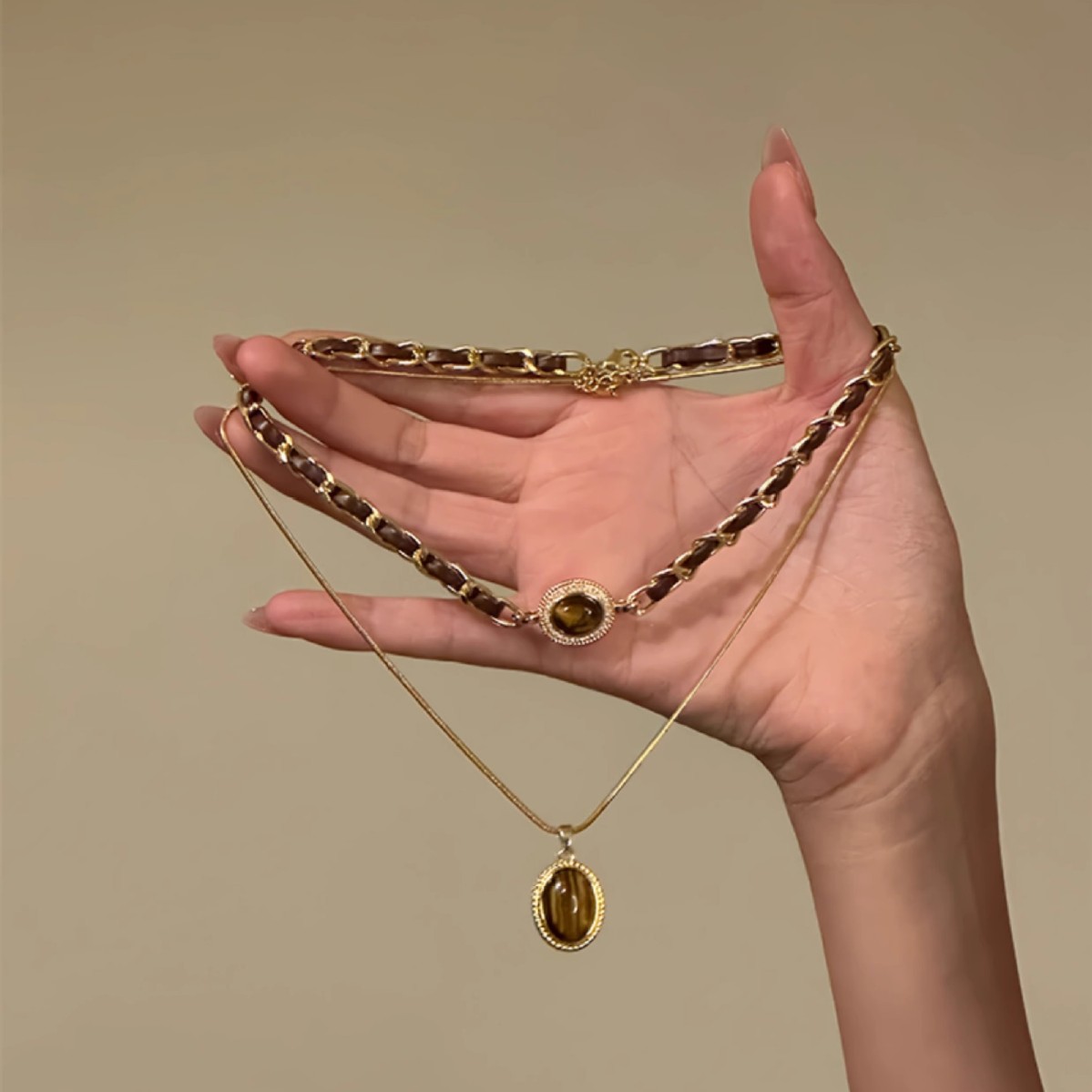 A light luxury retro tiger's eye stone plain chain Maillard double-layer layered necklace with a unique design and elegant sweater chain Item Picture
