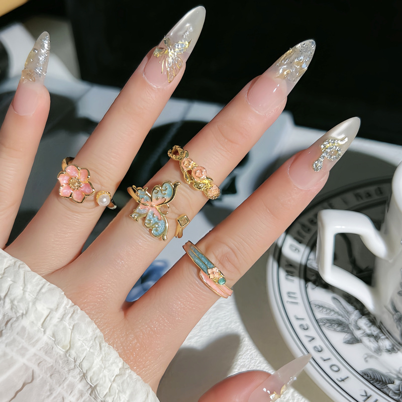 A popular retro new Chinese-style enamel gradient butterfly flower sweet and cool ring on Xiaohongshu, a niche ring with a cold and feminine style details Picture
